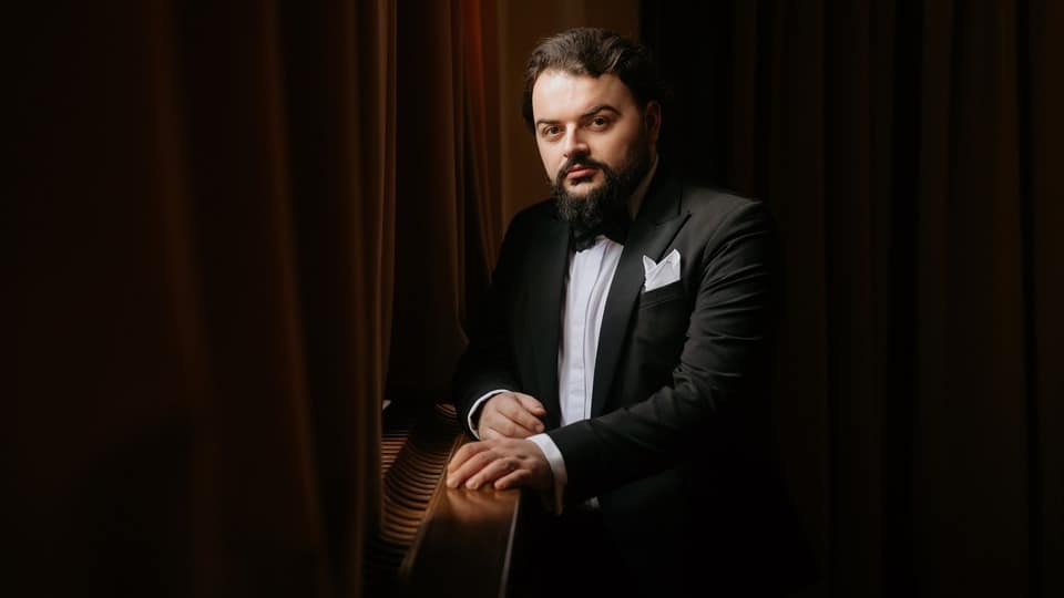 Baritonul Mihai Damian debutează la Opera din Dallas în rolul Belcore